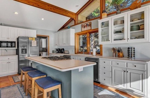 Huddleston Casa | 3 Bedrooms, 2 Flex Rooms, 4½ Bathrooms! Beautiful lakefront home with wide water and mountain view