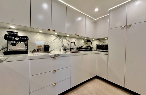 Pacific Palisades Casa | 3 bedrooms 4 bath magical ocean view modern home w/ hot tub in the Palisades