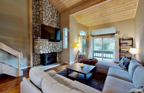 Mammoth Lakes Casa | 3 Bedrooms and Loft with gorgeous views all around Sleeps 12 comfortably