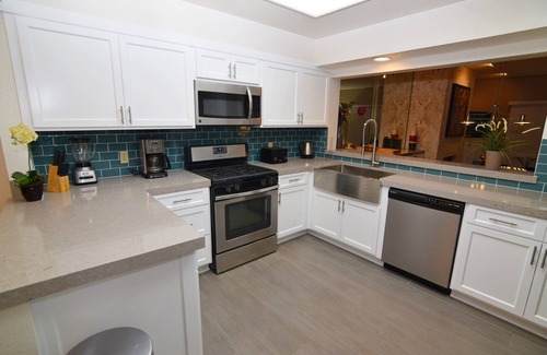 Palm Desert Condominio | 3 dormitorios, planta baja, tenis y gimnasio gratuitos, golf público / sin impuestos en estancias de 27 noches