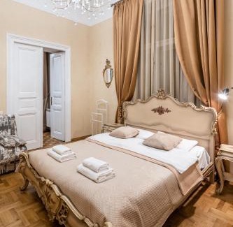 Lviv City Center Apartamento | 3 bedrooms Royal Italian style in an Austrian building, parking, balcony