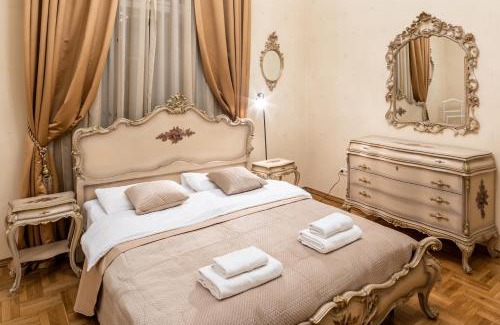 Lviv City Center Apartamento | 3 bedrooms Royal Italian style in an Austrian building, parking, balcony