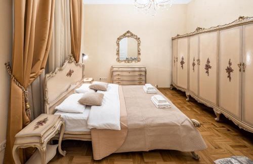 Lviv City Center Apartamento | 3 bedrooms Royal Italian style in an Austrian building, parking, balcony