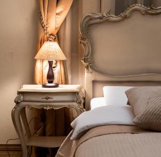 Lviv City Center Apartamento | 3 bedrooms Royal Italian style in an Austrian building, parking, balcony