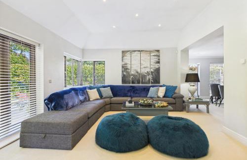 West Byfleet Casa | 3 beds Luxury Family Home with Self-Check in & Direct Train to London