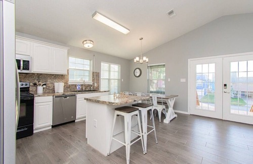 Pirates Beach Casa | 3 blocks from beach! Family size, great view. Only minutes from grocery shops.