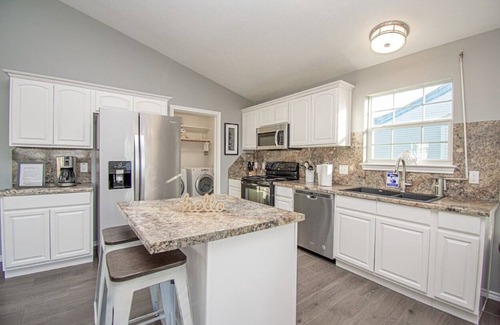 Pirates Beach Casa | 3 blocks from beach! Family size, great view. Only minutes from grocery shops.