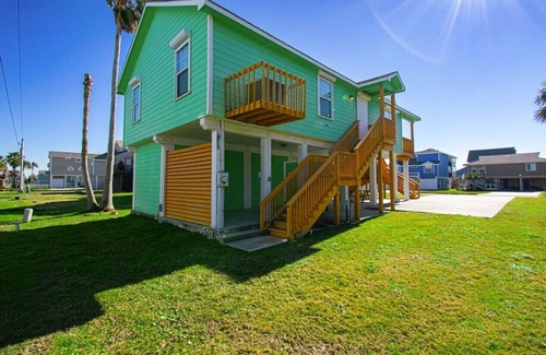 Pirates Beach Casa | 3 blocks from beach! Family size, great view. Only minutes from grocery shops.