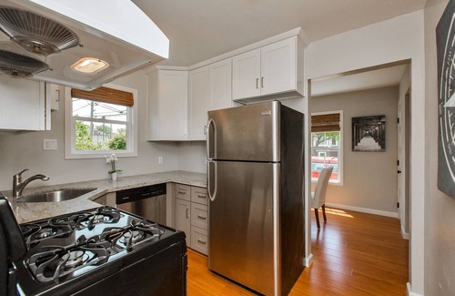 Alameda Casa | 3 blocks from the beach! A cozy 2-bedroom house in Alameda with backyard