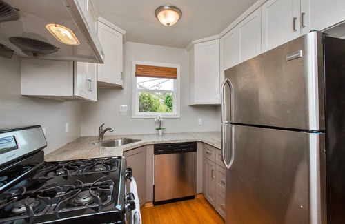Alameda Casa | 3 blocks from the beach! A cozy 2-bedroom house in Alameda with backyard