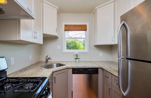 Alameda Casa | 3 blocks from the beach! A cozy 2-bedroom house in Alameda with backyard