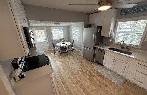 North Carolina Coast Casa | 3 BLOCKS TO BEACH & BOULEVARD - Lindy's Landing, 3 BLOCKS FROM THE BEACH & BOULEVARD -Lindy's Landin