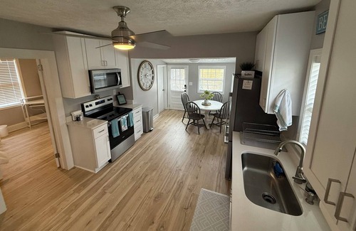North Carolina Coast Casa | 3 BLOCKS TO BEACH & BOULEVARD - Lindy's Landing, 3 BLOCKS FROM THE BEACH & BOULEVARD -Lindy's Landin