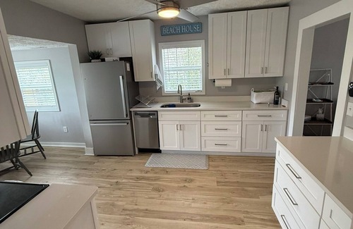 North Carolina Coast Casa | 3 BLOCKS TO BEACH & BOULEVARD - Lindy's Landing, 3 BLOCKS FROM THE BEACH & BOULEVARD -Lindy's Landin