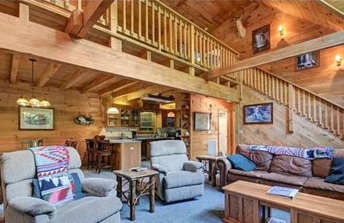 Maggie Valley Cabina | 3 BR 2 1/2 BA Log Home with Creekside View, Hot Tub, Game Room & Fire Pit!