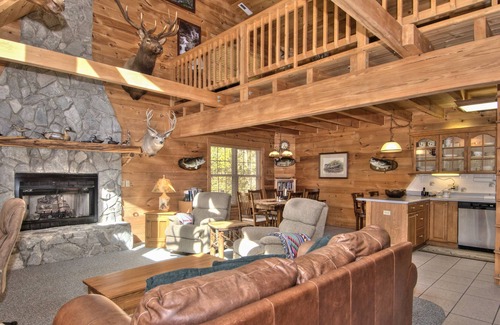 Maggie Valley Cabina | 3 BR 2 1/2 BA Log Home with Creekside View, Hot Tub, Game Room & Fire Pit!