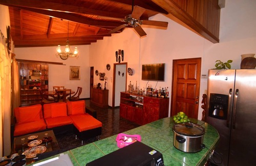 Manuel Antonio Casa | ESPACIOSA CASA DE 3 HAB. 2 B CERCA DEL CAMPO DE FÚTBOL EN MANUEL ANTONIO