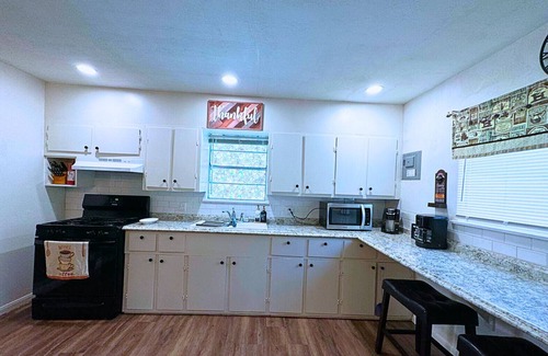 Mitte Cultural District Cabaña | 3 BR 2 BA 4 bed Charming Home in Downtown Brownsville, near Zoo