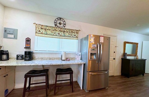 Mitte Cultural District Cabaña | 3 BR 2 BA 4 bed Charming Home in Downtown Brownsville, near Zoo