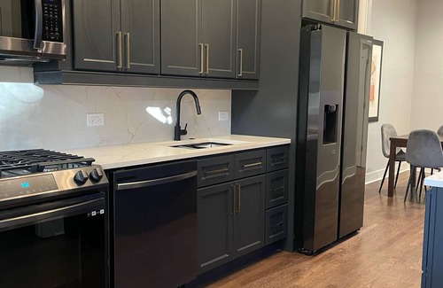 Rogers Park Apartamento | 3 BR / 2 BTH unit steps to the beach and close to Loyola