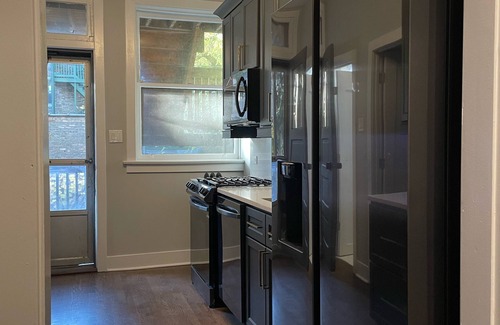Rogers Park Apartamento | 3 BR / 2 BTH unit steps to the beach and close to Loyola