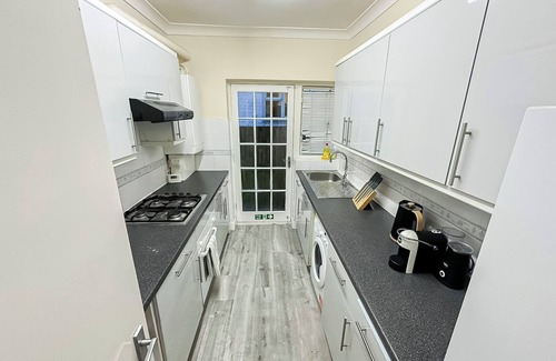 Golders Green Apartamento | 3-BR apartment Near Hampstead Heath w/Free Parking & Private Garden in Londonn