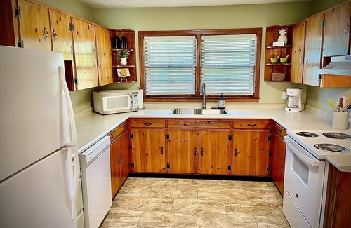 Greenway Casa | 3 BR*NEAR DOWNTOWN*FENCED YARD*PET FRIENDLY*