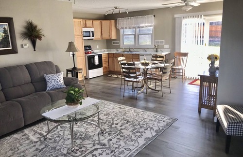Rapid City Casa | 3 BR, Near Hospital, Self check-in, Fast Wi-Fi, Kitchen, Large Garage