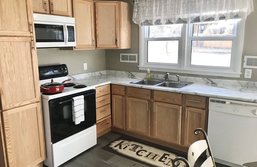 Rapid City Casa | 3 BR, Near Hospital, Self check-in, Fast Wi-Fi, Kitchen, Large Garage
