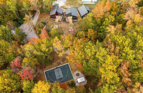 Baxter Cabina | 3 Cabins w/ Sauna, Hot Tubs, Pickleball, & Golf!