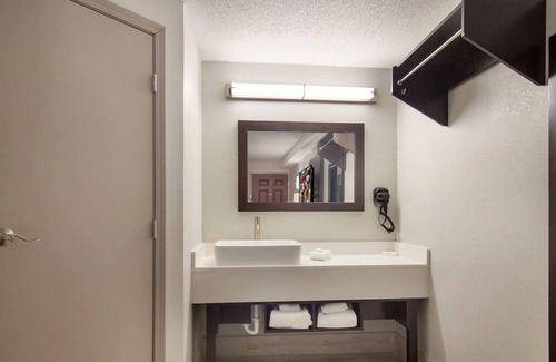 Erie Casa | 3 Comfortable Units Close to Erie Playhouse and Warner Theater! FREE Parking!