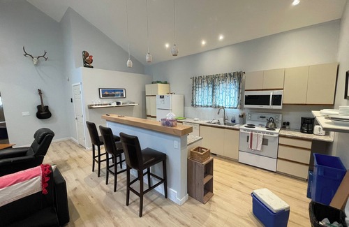 Blairmore Casa | 3 Crows Cabin in Blairmore 3 Bedroom 1 1/2 Bath AC and Hottub