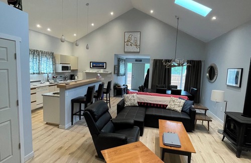 Blairmore Casa | 3 Crows Cabin in Blairmore 3 Bedroom 1 1/2 Bath AC and Hottub