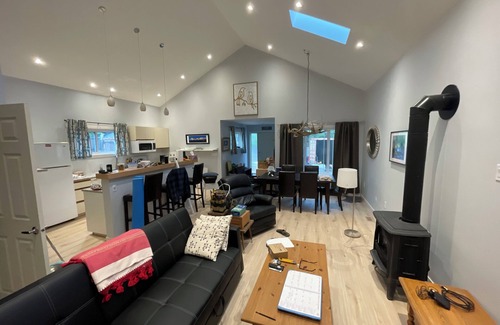 Blairmore Casa | 3 Crows Cabin in Blairmore 3 Bedroom 1 1/2 Bath AC and Hottub