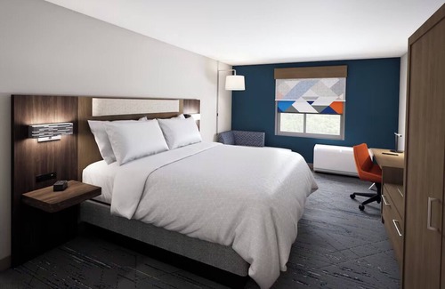 West Kissimmee Hotel | 3 Family-Friendly Suite Close to Parks with Free Breakfast & Outdoor Pool