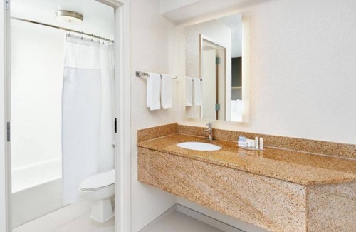 Southeast Houston Casa | 3 Family-friendly Units! On-site Pool, Close to Gus Wortham Park Golf Course!