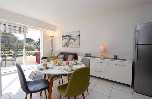 Saint-Raphael Apartamento | Apartamento con aire acondicionado para 4, 3 *. Piscina, Wifi, Estacionamiento