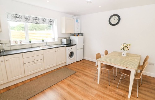 Llangaffo Cabaña | 3 GREEN TERRACE, family friendly, with open fire in Newborough