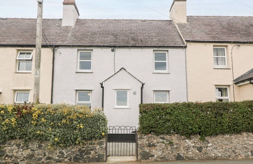 Llangaffo Cabaña | 3 GREEN TERRACE, family friendly, with open fire in Newborough