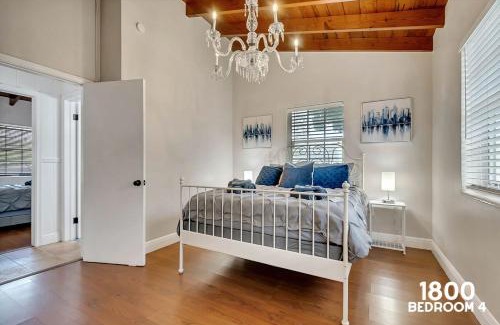 Little Havana Casa | 3 Home 12 bedroom compound with Pool and BBQ sleeps 24