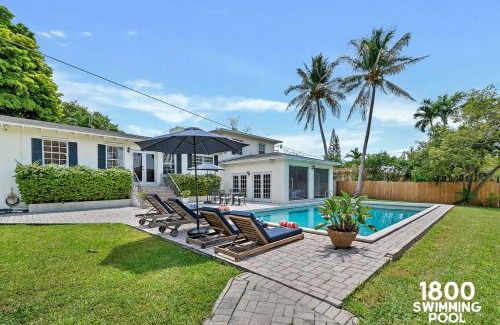 Little Havana Casa | 3 Home 12 bedroom compound with Pool and BBQ sleeps 24