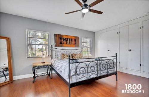 Little Havana Casa | 3 Home 12 bedroom compound with Pool and BBQ sleeps 24