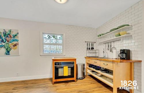 Little Havana Casa | 3 Home 12 bedroom compound with Pool and BBQ sleeps 24