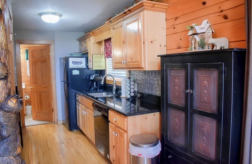 Black Bear Falls Cabina | ¡BEARY AWESOME, MAYO 14-17 ($ 396 ALQUILER) MAYO 19-22- ($ 486 ALQUILER)! Las mejores vistas de BBF