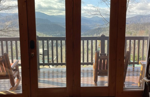 Black Bear Falls Cabina | ¡BEARY AWESOME, MAYO 14-17 ($ 396 ALQUILER) MAYO 19-22- ($ 486 ALQUILER)! Las mejores vistas de BBF