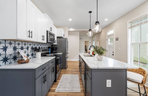 Victorian Village Apartamento | 3 King Beds | Free Parking | Fenced Yard | OSU