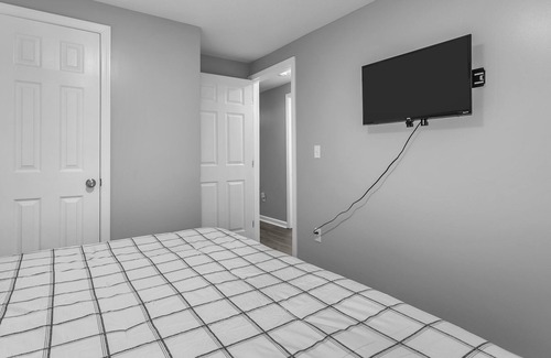 Kansas City Casa | 3 King Beds, TV's in Every Bedroom, Pet Friendly KSKAED4904