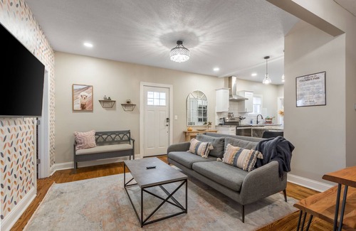 Columbus Park Casa | 3 KING Beds + Walk to River Market + Coffee