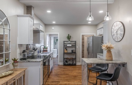Columbus Park Casa | 3 KING Beds + Walk to River Market + Coffee