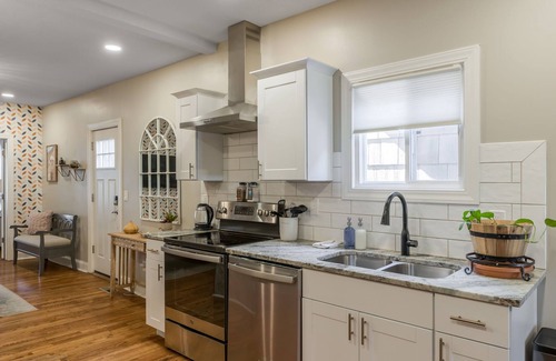 Columbus Park Casa | 3 KING Beds + Walk to River Market + Coffee